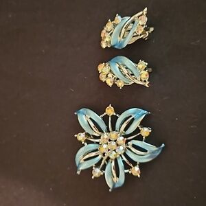 STAR Vintage Signed Brooch & Clip-on Earrings